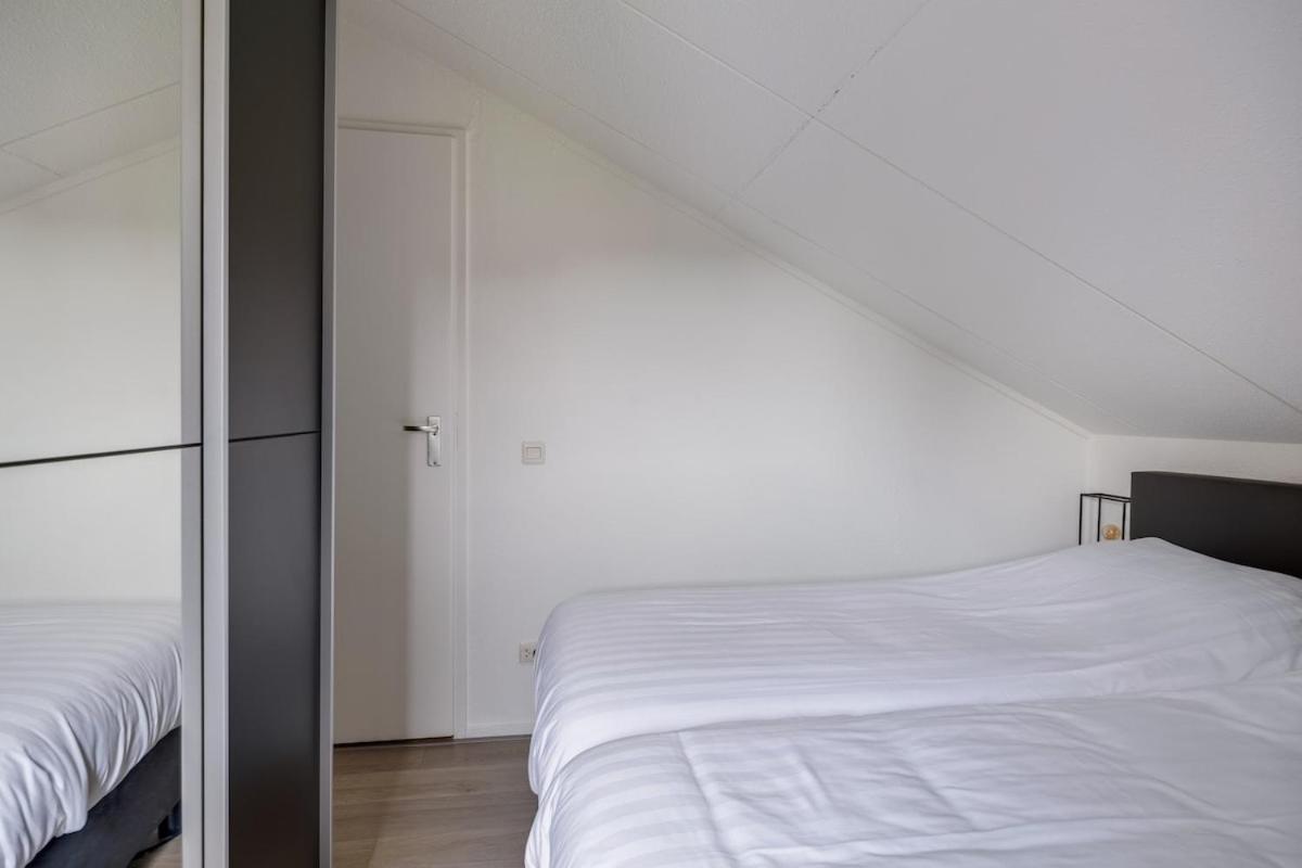 Bladkoning I Trendy Huisje Met Openhaard Zwiggelte Exterior foto