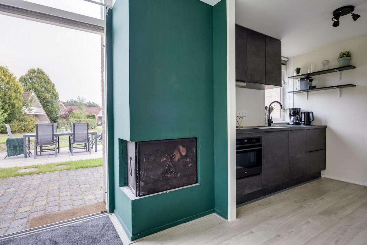 Bladkoning I Trendy Huisje Met Openhaard Zwiggelte Exterior foto