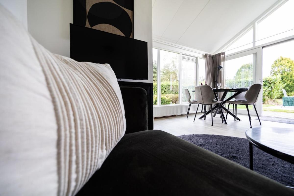 Bladkoning I Trendy Huisje Met Openhaard Zwiggelte Exterior foto
