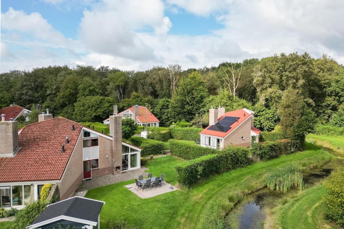 Bladkoning I Trendy Huisje Met Openhaard Zwiggelte Exterior foto