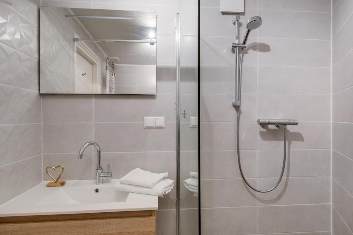 Bladkoning I Trendy Huisje Met Openhaard Zwiggelte Exterior foto