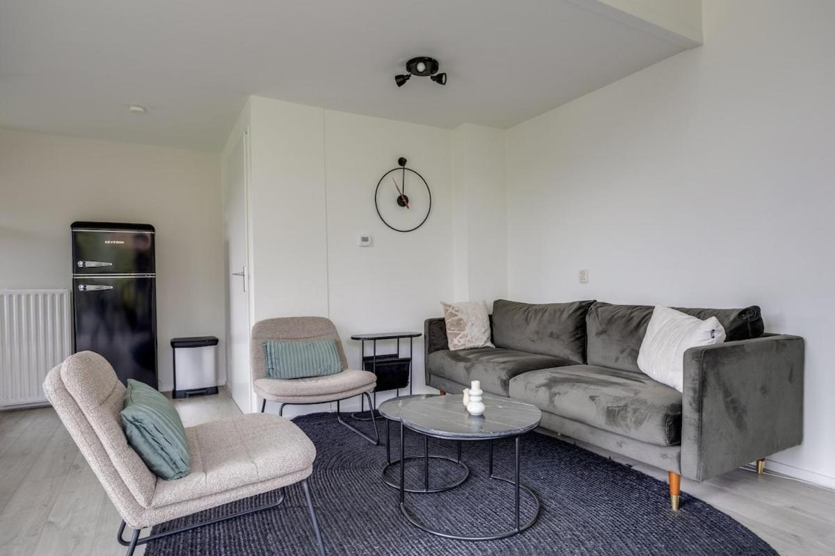 Bladkoning I Trendy Huisje Met Openhaard Zwiggelte Exterior foto
