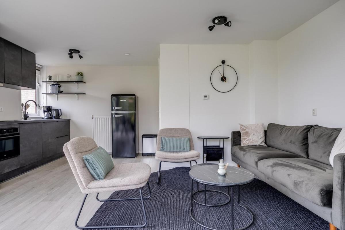 Bladkoning I Trendy Huisje Met Openhaard Zwiggelte Exterior foto