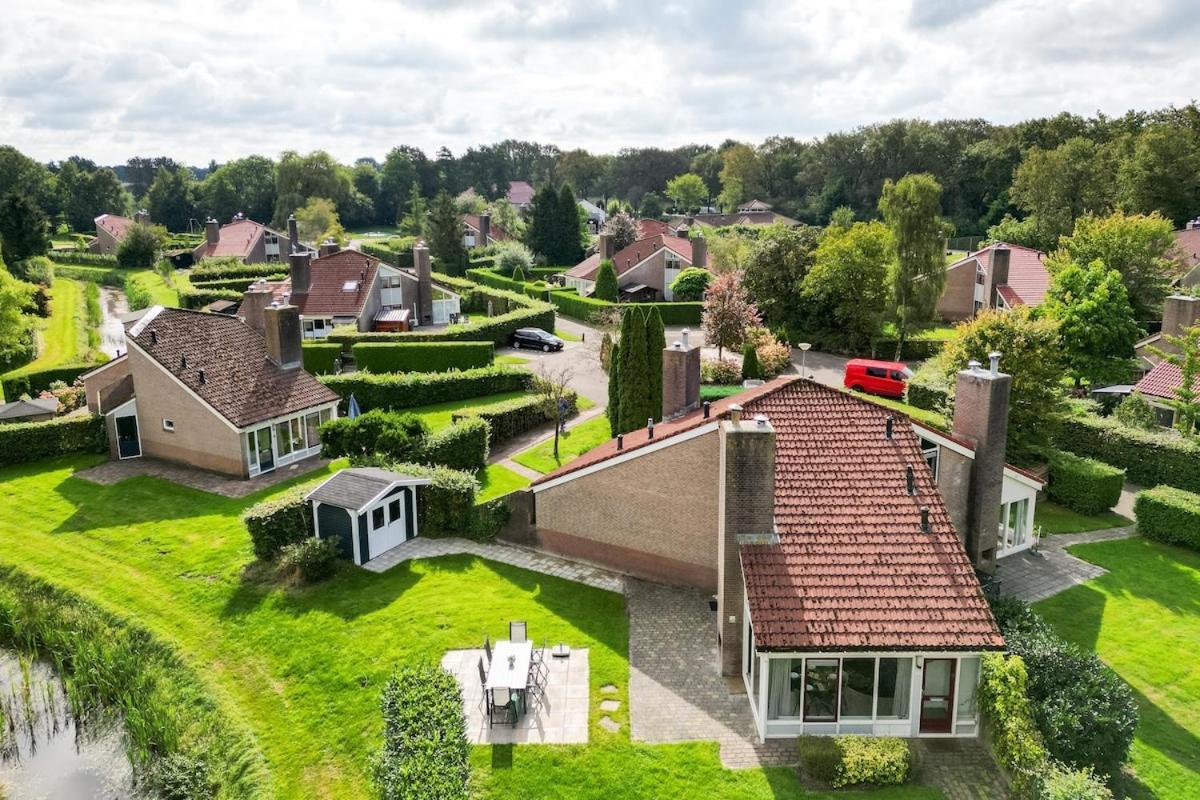 Bladkoning I Trendy Huisje Met Openhaard Zwiggelte Exterior foto