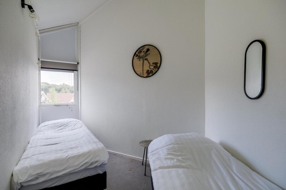Bladkoning I Trendy Huisje Met Openhaard Zwiggelte Exterior foto