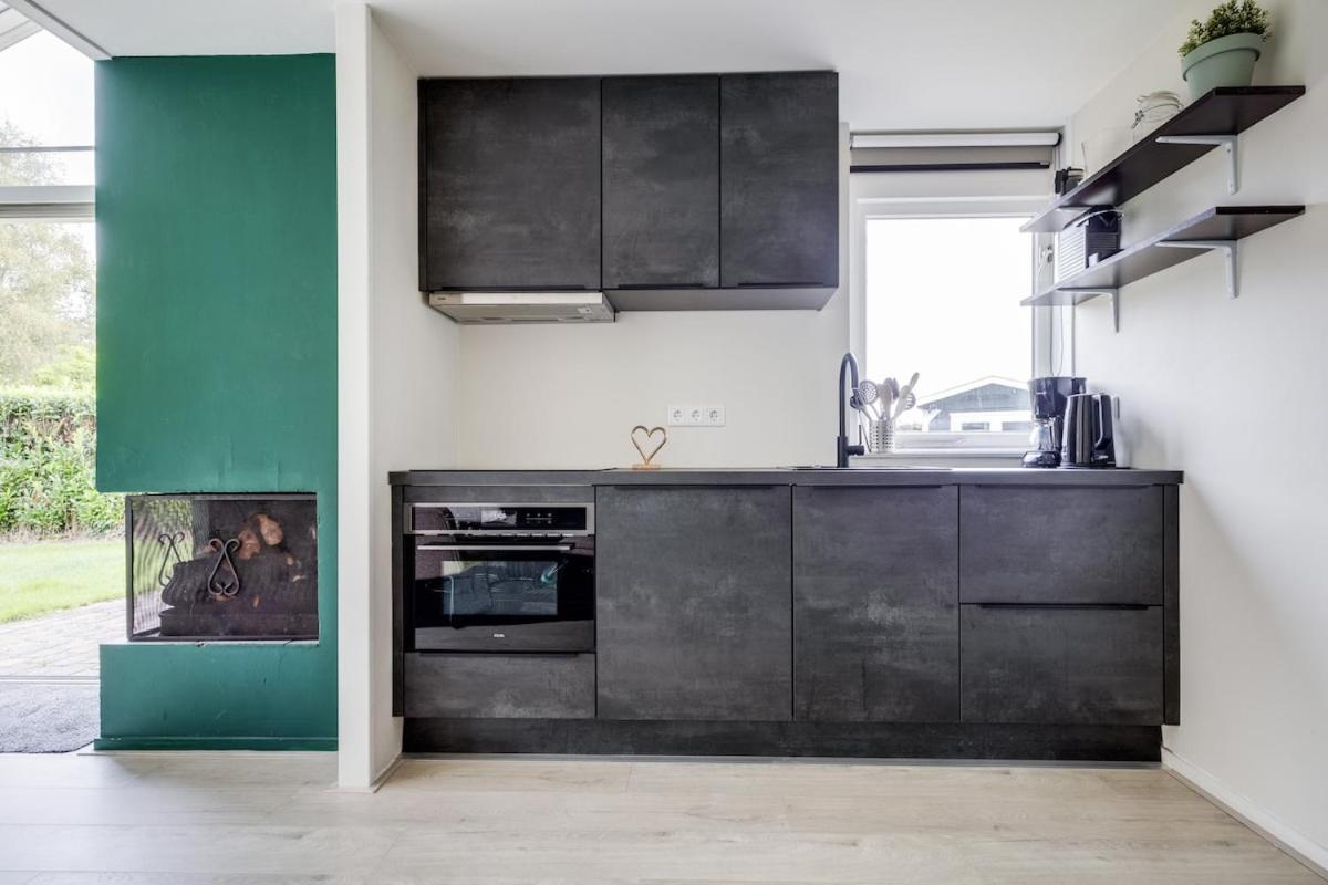 Bladkoning I Trendy Huisje Met Openhaard Zwiggelte Exterior foto