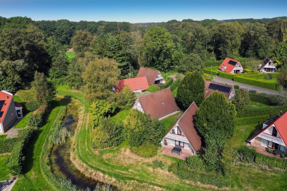 Bladkoning I Trendy Huisje Met Openhaard Zwiggelte Exterior foto