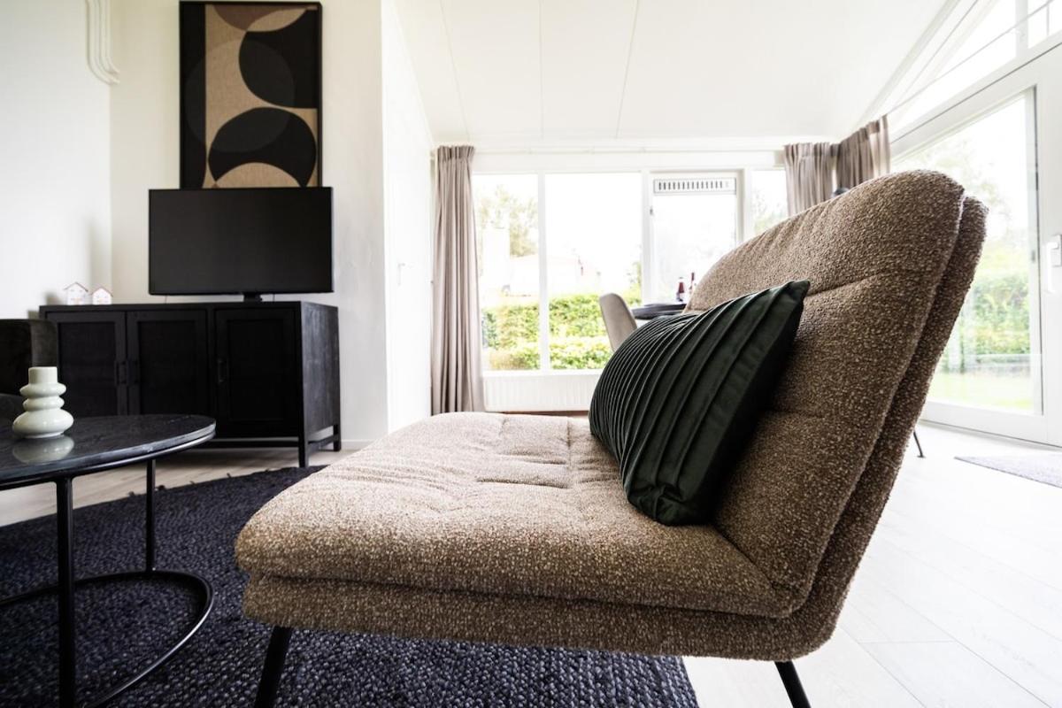 Bladkoning I Trendy Huisje Met Openhaard Zwiggelte Exterior foto