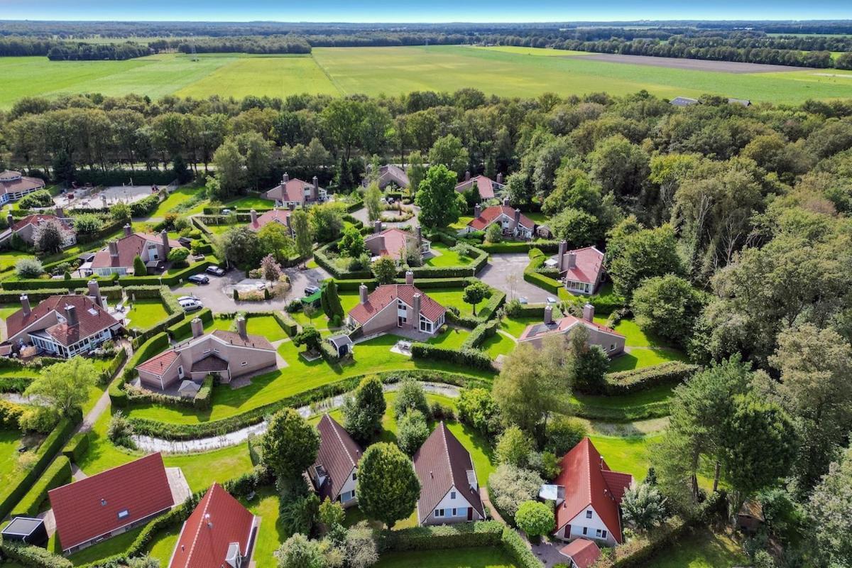 Bladkoning I Trendy Huisje Met Openhaard Zwiggelte Exterior foto