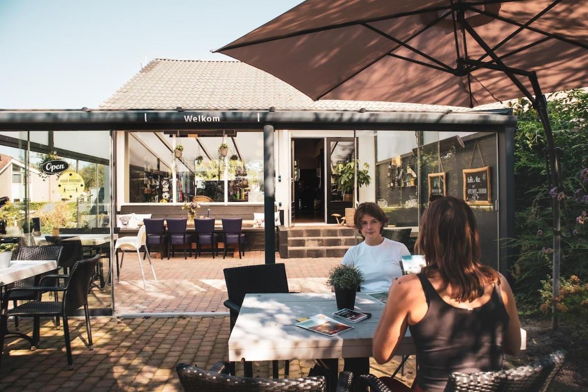 Bladkoning I Trendy Huisje Met Openhaard Zwiggelte Exterior foto