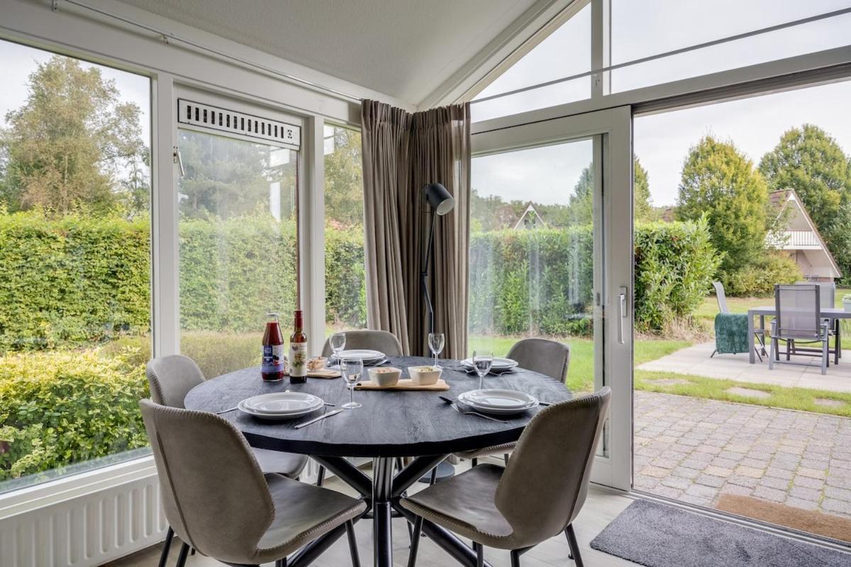 Bladkoning I Trendy Huisje Met Openhaard Zwiggelte Exterior foto